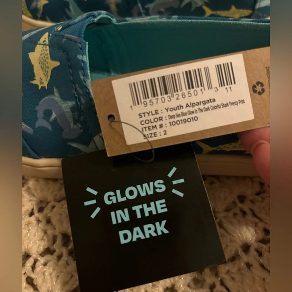 TOMS Shark Glow-in-the-Dark Slip On Shoes Youth Alpargata Sharks - Picture 6 of 8